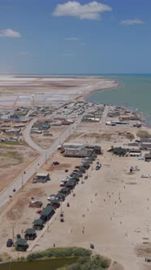 Vue aérienne verticale des marais salants, du littoral et de la ville de Manaure La Guajira — Vidéo mobile