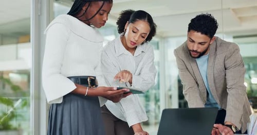 Escritório, estratégia e pessoas com tablet, reunião ou campanha de brainstorming com informações e discussões