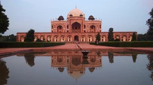 Tombeau de Humayun à l'heure dorée avec reflet d'un étang