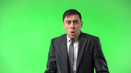 In Panik geratener junger Mann mit offenem Mund gegen Chroma Key