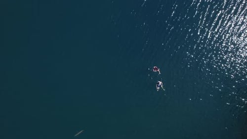 Pessoas nadando em uma lagoa