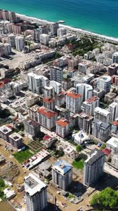Vídeo vertical El arte de la construcción Vista aérea de una obra abierta desde un Zumbido
