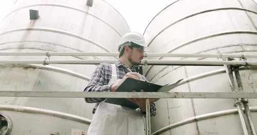 Contrôle la qualité de l'équipement de production dans l'usine de vin