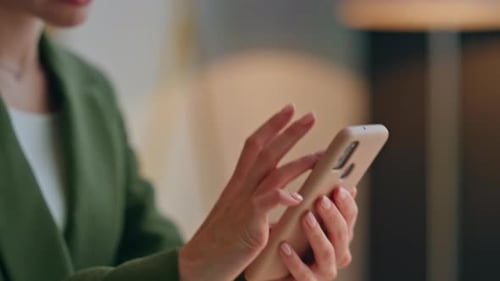 Closeup Businesswoman Fingers Messaging Telephone Modern Office Woman Zooming