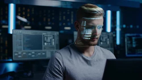 Porträt eines jungen Softwareentwicklers, der am Computer in Digital Identity Cyber Security Data Ce arbeitet