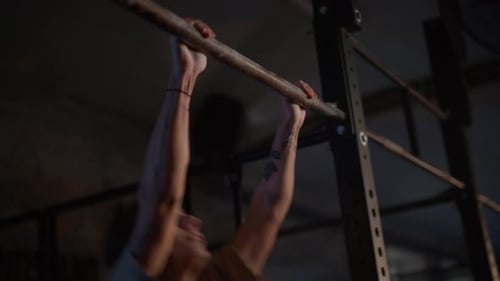 Primer plano de una mujer haciendo dominadas