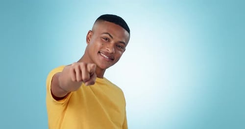 Gesicht, glücklich und Mann zeigt auf dich im Studio für ein Modell mit Deal, Angebot