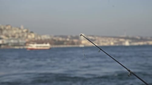 Pescadores pescando no Bósforo, Ponte Galata, com vista para o mar
