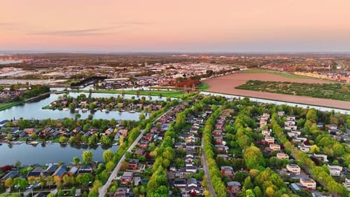 Pintoresco pueblo con hileras de casas y vegetación.