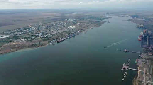 Vue aérienne Drone d'une usine chimique industrielle et d'un port de fret Commercial