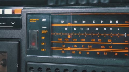 Einstellen der analogen Radio-Wählfrequenz auf der Skala des Vintage-Empfängers