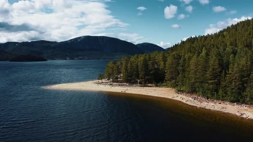 Vue aérienne d'un grand lac et d'une vallée à Telemark, en Norvège
