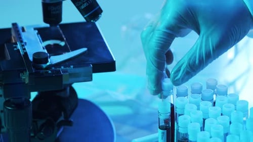 Blut und Viren im Laborröhrchen Nahaufnahme eines wissenschaftlichen Labors in Kliniken Pandemieerkrankung