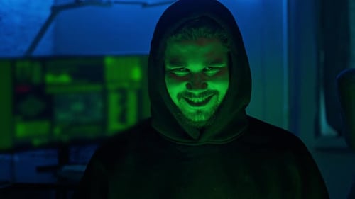 Retrato de um hacker russo sorrindo para a câmera