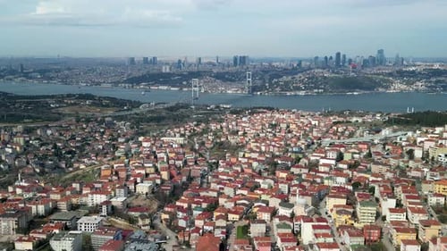 Stadtpanorama auf der asiatischen Seite Istanbuls mit Märtyrerbrücke vom 15. Juli, vergrößert