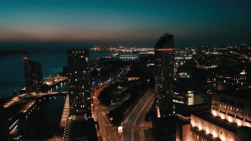Drohnenflug City Skyline bei Nacht
