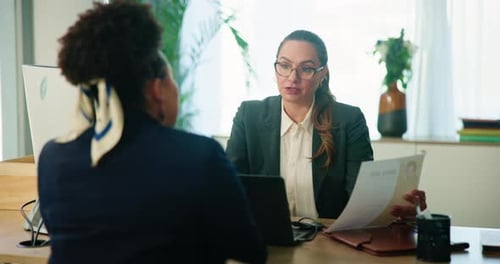 Femme d'affaires, rencontre et entretien avec un candidat à l'embauche, au recrutement ou à la candidature au bureau