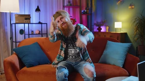 Aufgeregter glücklicher Mann, schockiert vom plötzlichen Sieg, Gute Gewinnnachrichten, feiern Wow-Reaktion