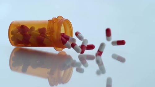 Medikamente aus der Nähe, Pillen und Drogen eingegossen. Pharmazeutische Industrie, medizinisches Konzept