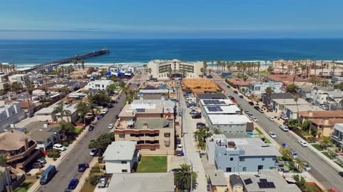 Paisagem urbana na costa de Imperial Beach com vista para o Imperial Beach Pier. Condado de San Diego (Califórnia
)