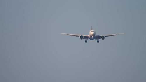 Aterrizaje volador de avión con vista frontal