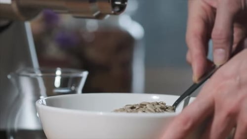 Prensagem de óleo caseira na cozinha real