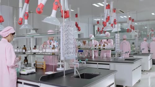 Les chercheurs travaillent dans un laboratoire d'installations environnementales en salle blanche, avec des blouses de laboratoire, des dispositifs de sécurité