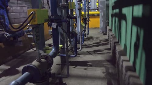 Bewegung zwischen Rohrleitungssystem und Werkstattwand im Werk