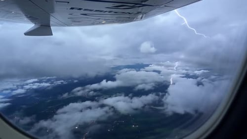 Énorme vol dans un paysage nuageux