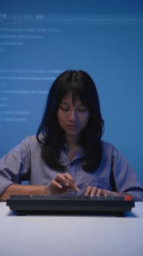 Codeur de femme asiatique tapant sur le clavier