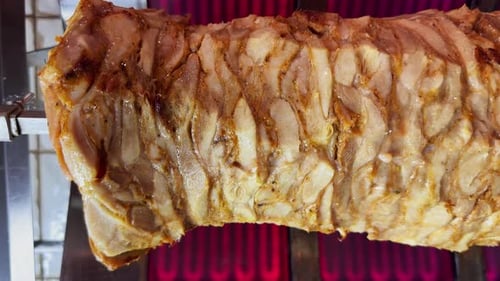 Vorbereitung zum Kochen von Döner Kebab im Restaurant, Shawarma, gegrilltes Hühnchen am Spieß