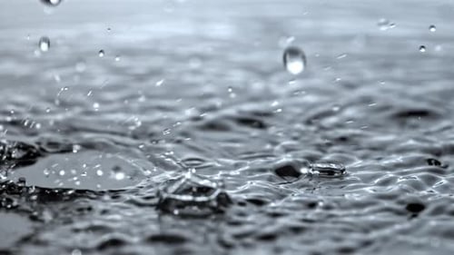 Fallende Regentropfen in Superzeitlupe, gefilmt auf einer Hochgeschwindigkeitskamera mit 1000 Bildern pro Sekunde