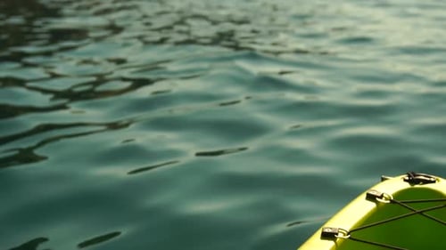 Die Meereswasseroberfläche aus einem niedrigen Winkel von der Kajakkamera fliegt über das klare, grüne Meerwasser, niemand