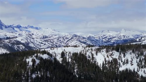 Minaretes, cadena montañosa, picos escarpados e imponentes, punto de vista, estación de esquí de Mammoth Mountain, Zumbido aéreo