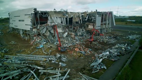 Des excavateurs travaillent près du bâtiment abandonné de l'aréna