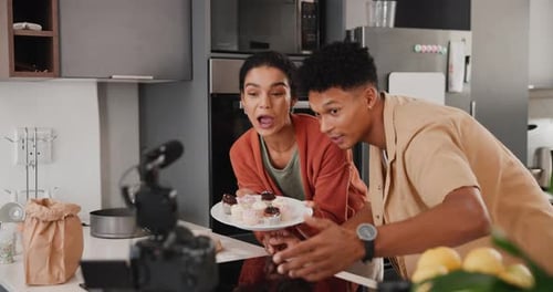 Vlog de pareja, magdalenas y grabación para un tutorial de cocina con sonrisa e ingredientes