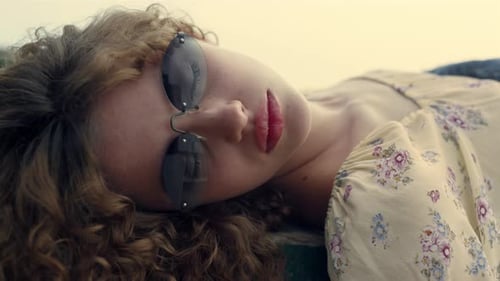Nahaufnahme Schönes Mädchen, das die Augen mit Sonnenbrille auf die Natur öffnet. Porträt von Attractive