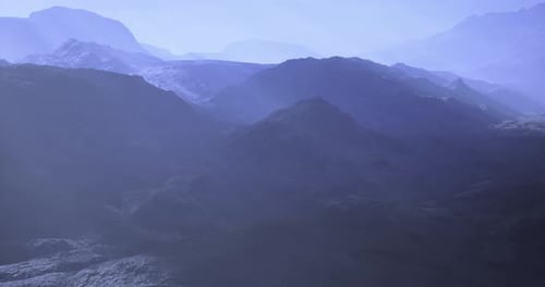 Nebelige Berglandschaft, die im Morgengrauen eine ruhige und mystische Welt enthüllt