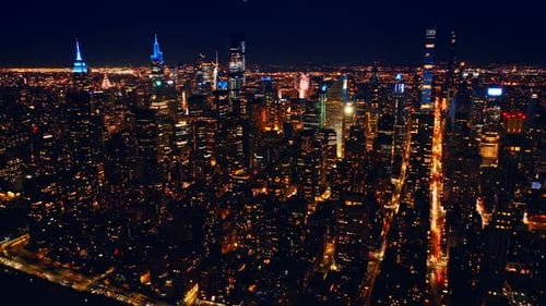 Luftaufnahme einer amerikanischen Stadt bei Nacht. New York, moderne urbane Stadtmetropole.
