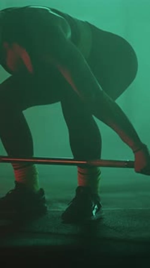 Athleten, die funktionelle Trainingsübungen in einem Fitnessstudio durchführen und sich auf das Widerstandsband konzentrieren