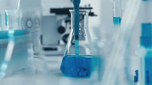 Präzises Flüssigkeitshandling in einer Laborumgebung mit Blue Solutions zur Optimierung von Effizienz und