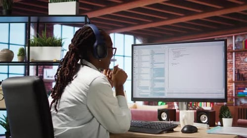 Aufgeregter Programmierer testet Code auf dem PC und klatscht nach positivem Ergebnis in die Hände