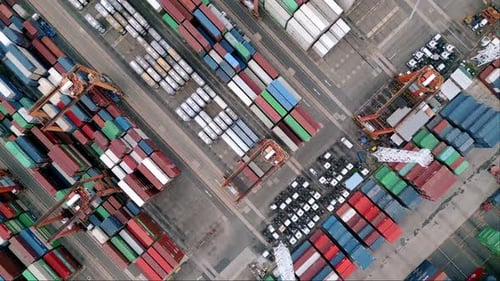 Frachtschifffahrtshafen mit Transportfrachtcontainern, die für den Versand geladen werden