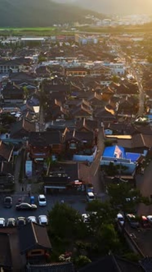 Foto vertical de drone da paisagem urbana de Gyeongju, hora dourada na Coreia do Sul
