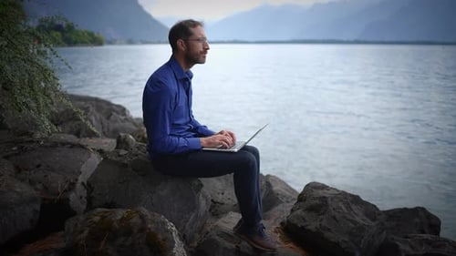 Adoptez le concept du travail professionnel au bord du magnifique lac en installant un bureau à distance