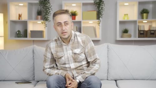 Verdächtiger Mann denkt nach.