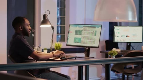 Mitarbeiter des Unternehmens analysieren Informationen in der Business App