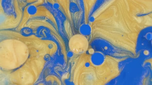 Bolhas de tinta azul e dourada em fundo abstrato líquido