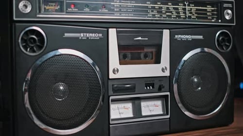 Foto con detalle de boombox con cubierta de cassette retro