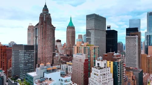 Rascacielos y edificios de varios pisos en Manhattan.